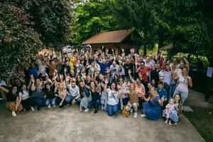 Large group of BE-terna employees at outdoor company gathering, showcasing inclusive team culture and employee community events.
