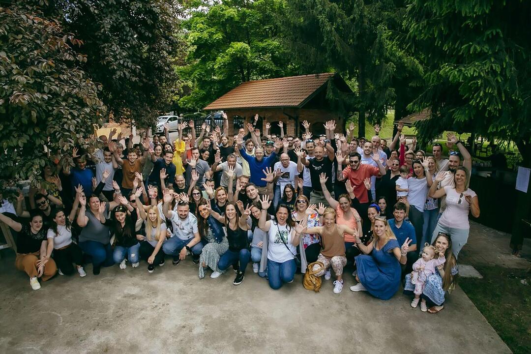 Large group of BE-terna employees at outdoor company gathering, showcasing inclusive team culture and employee community events.