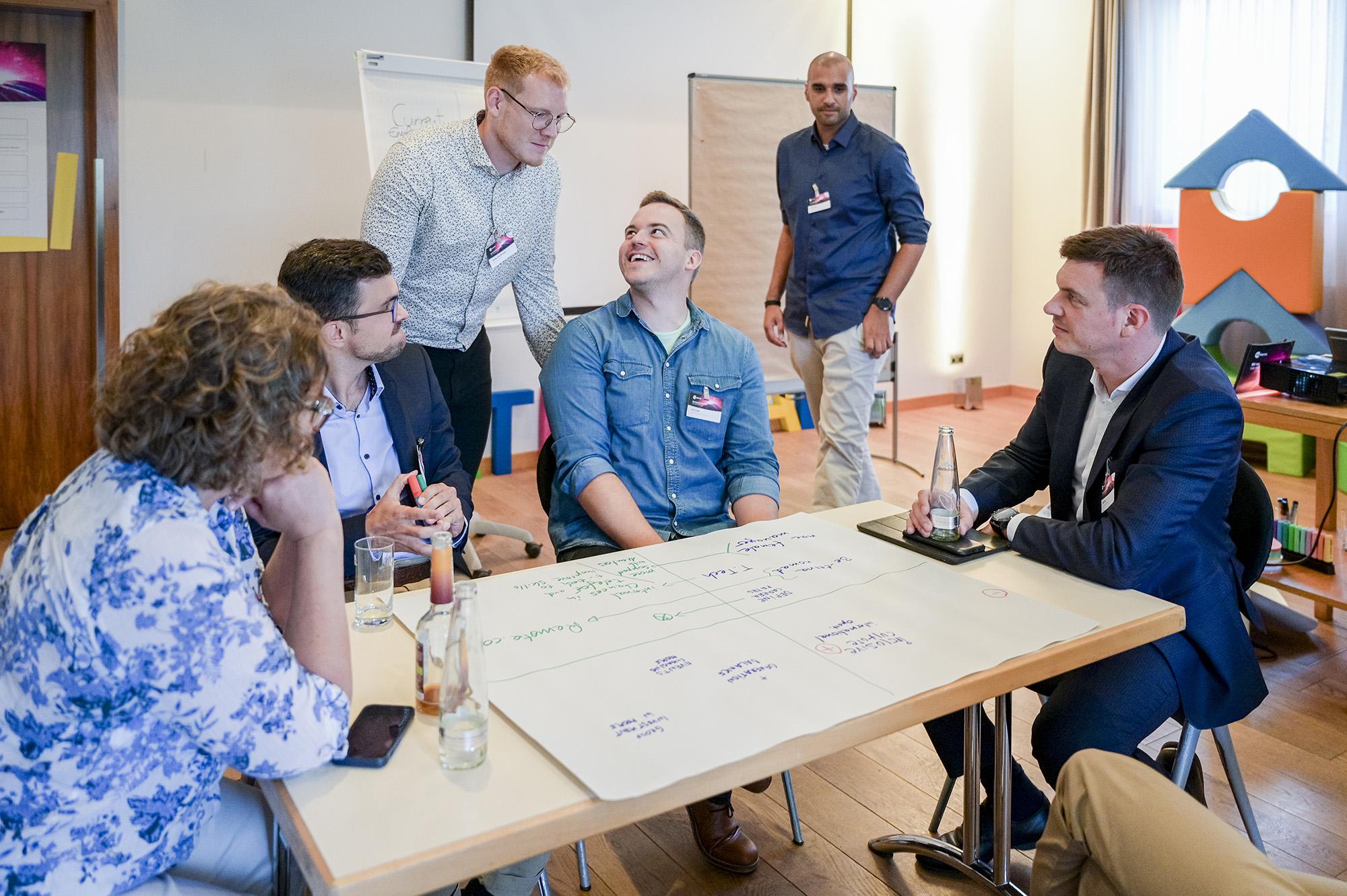 BE-terna employees collaborating in workshop session, highlighting agile teamwork, innovation, and knowledge sharing in tech consulting.