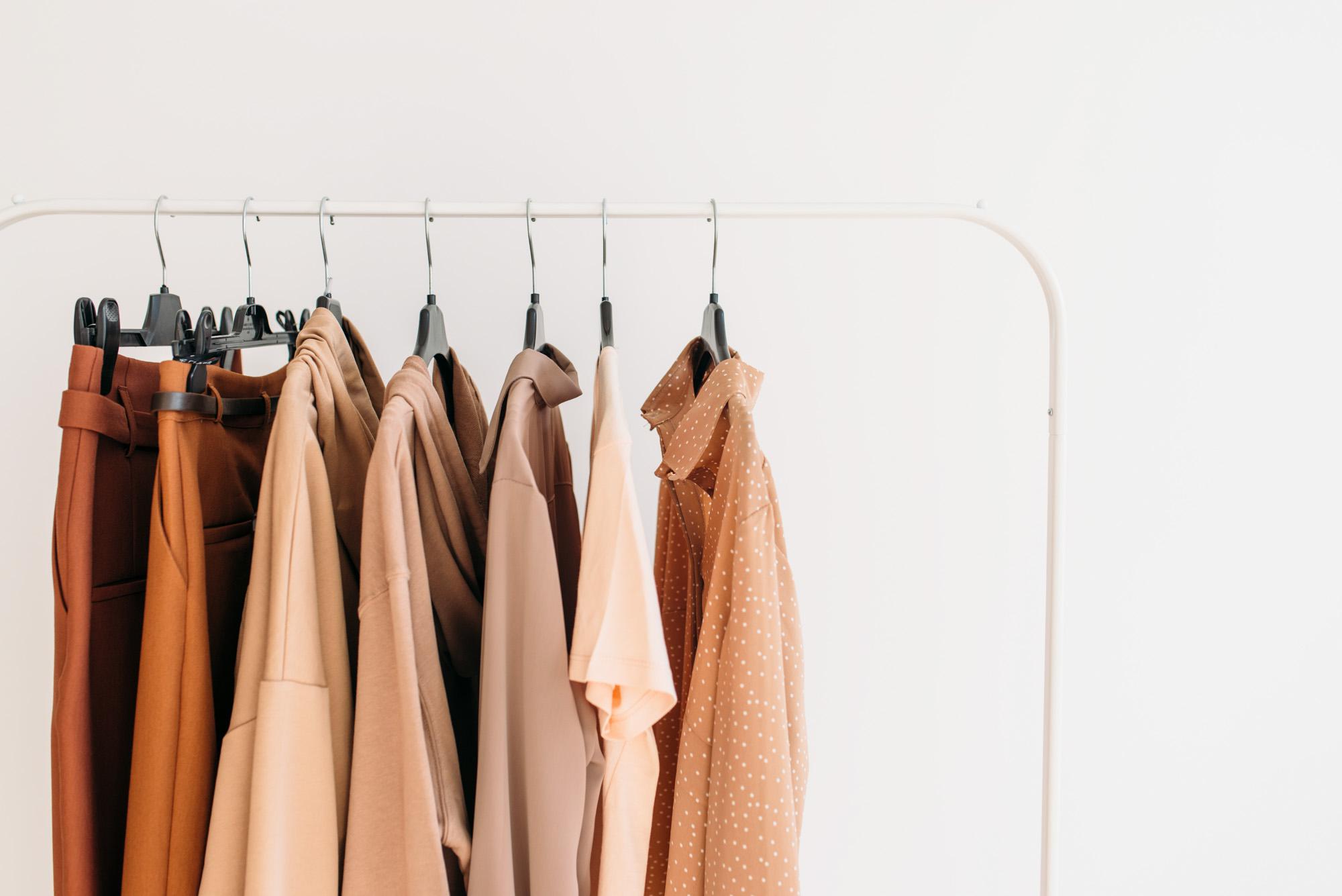 Digitalized fashion processes with ERP – clothing rack showcasing streamlined assortment planning and product lifecycle management
