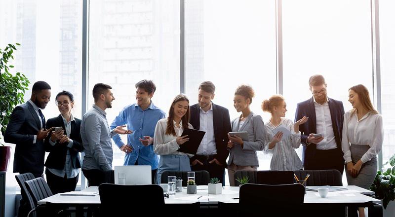 ERP for project- and people-centric service businesses – team collaboration in a modern office environment