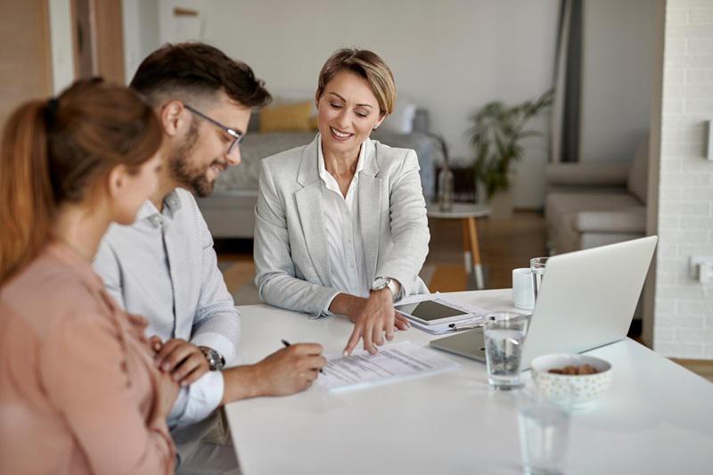 Digital insurance consulting with ERP and CRM – advisor explaining policy options to customers