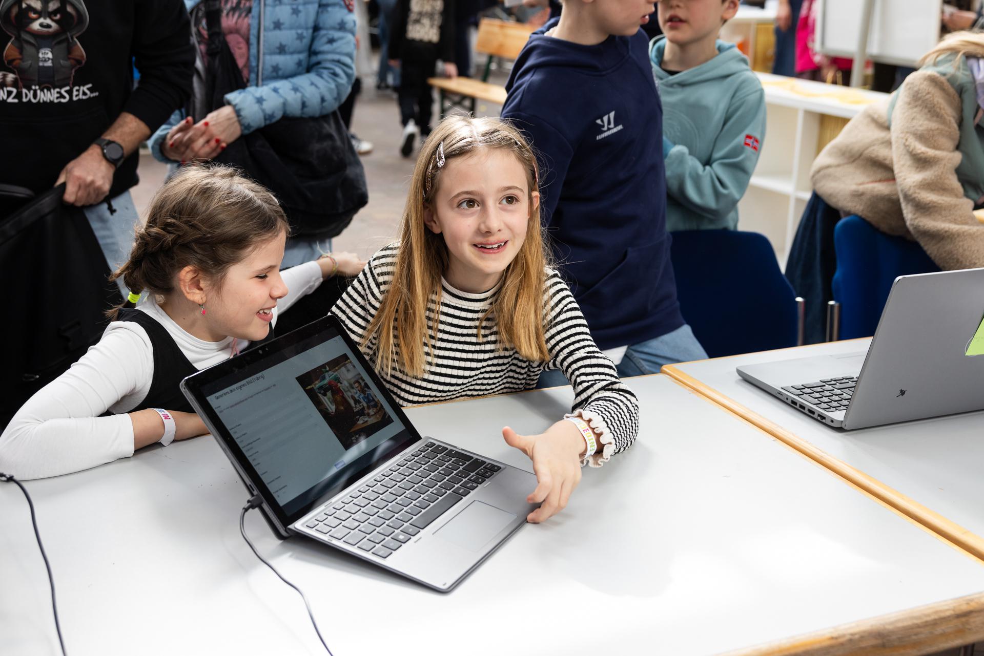 Kinder entdecken KI am Laptop