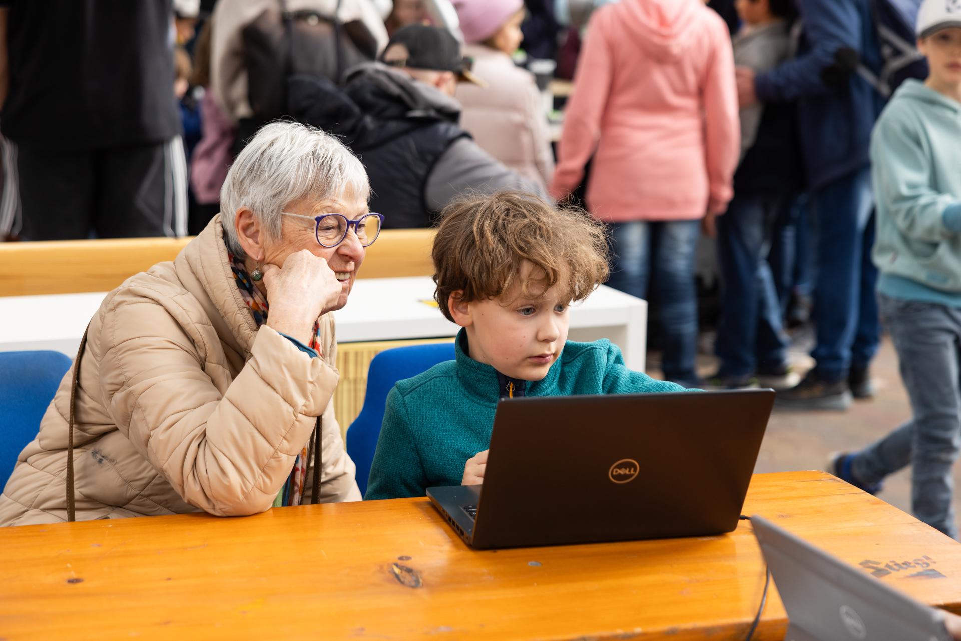 Familie entdeckt gemeinsam KI
