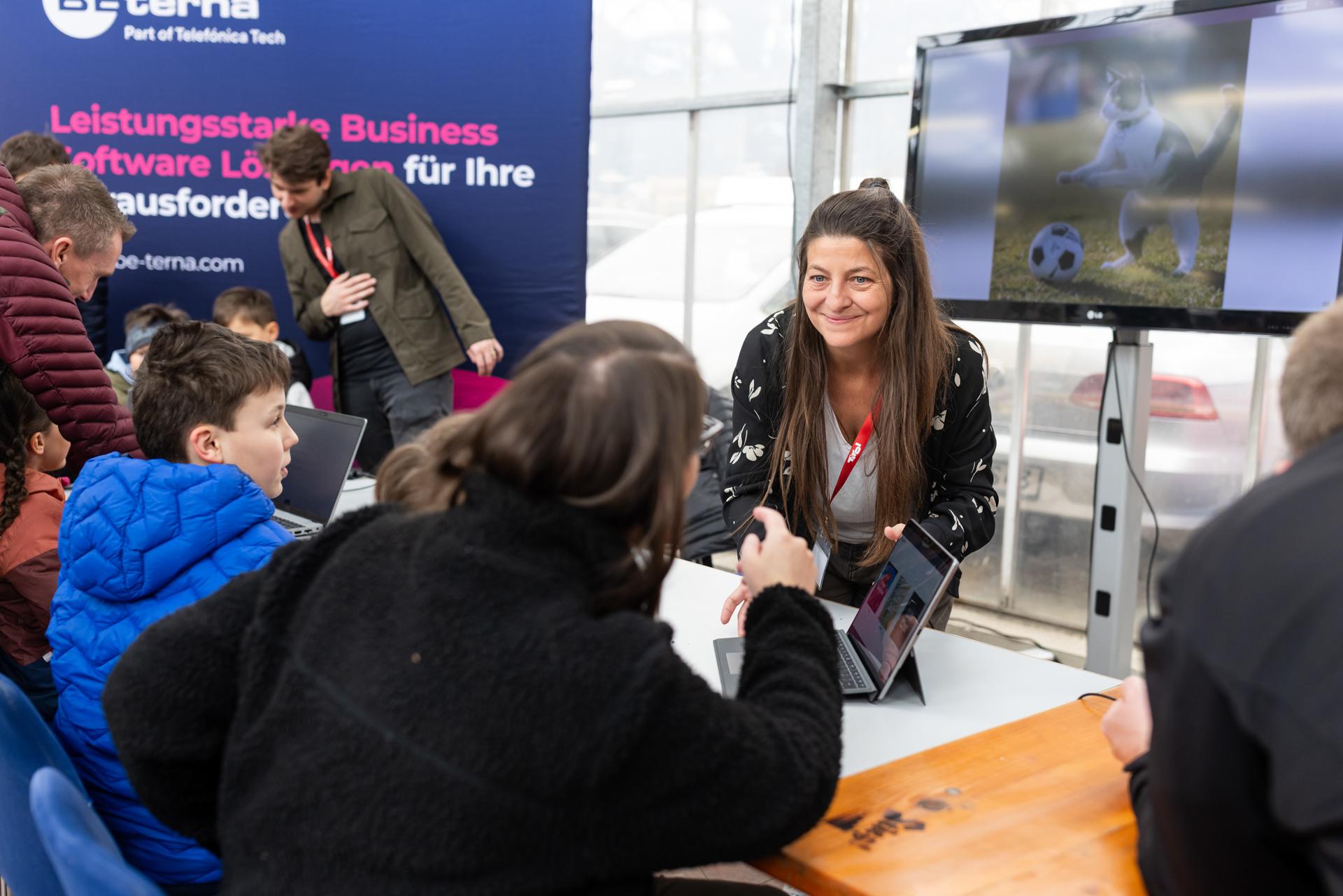 Kinder stellen Fragen zur KI