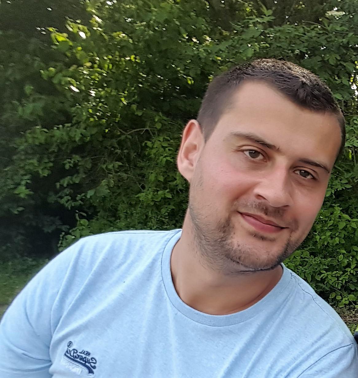 Solution Consultant Pierre Macht seine Leidenschaft für Autos zum